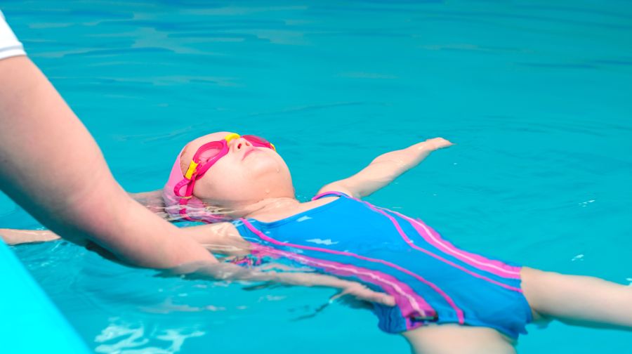 <ul>
<li>
<h3>Cours de natation pour les enfants</h3>
<div>Découverte du milieu aquatique, familiarisation, apprentissage et perfectionnement des différentes nages.</div>
</li>
<li>
<h3>Cours de natation pour les adultes</h3>
<div>Apprentissage et perfectionnement de la nage de votre choix.</div>
</li>
<li>
<h3>Cours d'aquaphobie</h3>
<div>Découverte et familiarisation avec le milieu aquatique. Initiation et apprentissage de la natation.</div>
</li>
<li>
<h3>Cours d'aquagym</h3>
<div>Séance d'une durée de 40 minutes environ, adaptée et ciblée selon vos attentes.</div>
</li>
</ul>
<p><img src="/images/activites-sportives/coach/natation-bebe.jpg" alt="" /> <img src="/images/activites-sportives/coach/Plongee-piscine-julie.jpg" alt="" /></p>
<h3>Le [icon]plus[/icon] Villas Mandarine</h3>
<div>
<p>Julie vous propose un Baptême de plongée sous-marine directement dans la piscine de votre villa.</p>
<p>Initiation à la plongée avec bouteille, une première expérience unique sous l'eau pour les petits et les grands (à partir de 8 ans).</p>
</div>
<hr />
<div> </div>
<hr />
<p><a href="index.php?Itemid=292&lang=fr-FR">Contactez-nous</a></p>